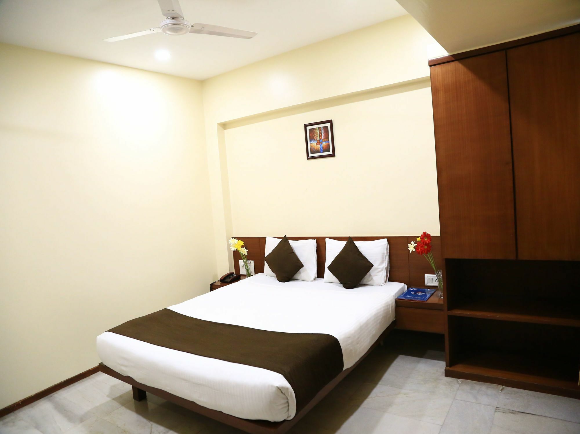 Oyo 13771 Executive Residency Hotel ปูเน่ ภายนอก รูปภาพ
