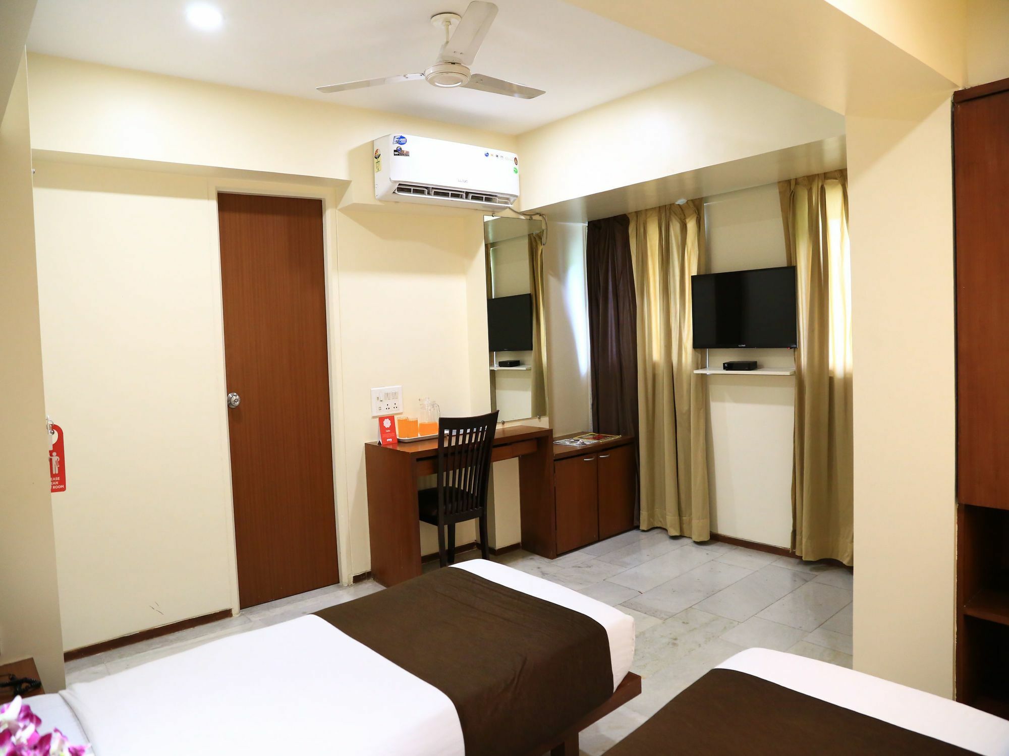 Oyo 13771 Executive Residency Hotel ปูเน่ ภายนอก รูปภาพ
