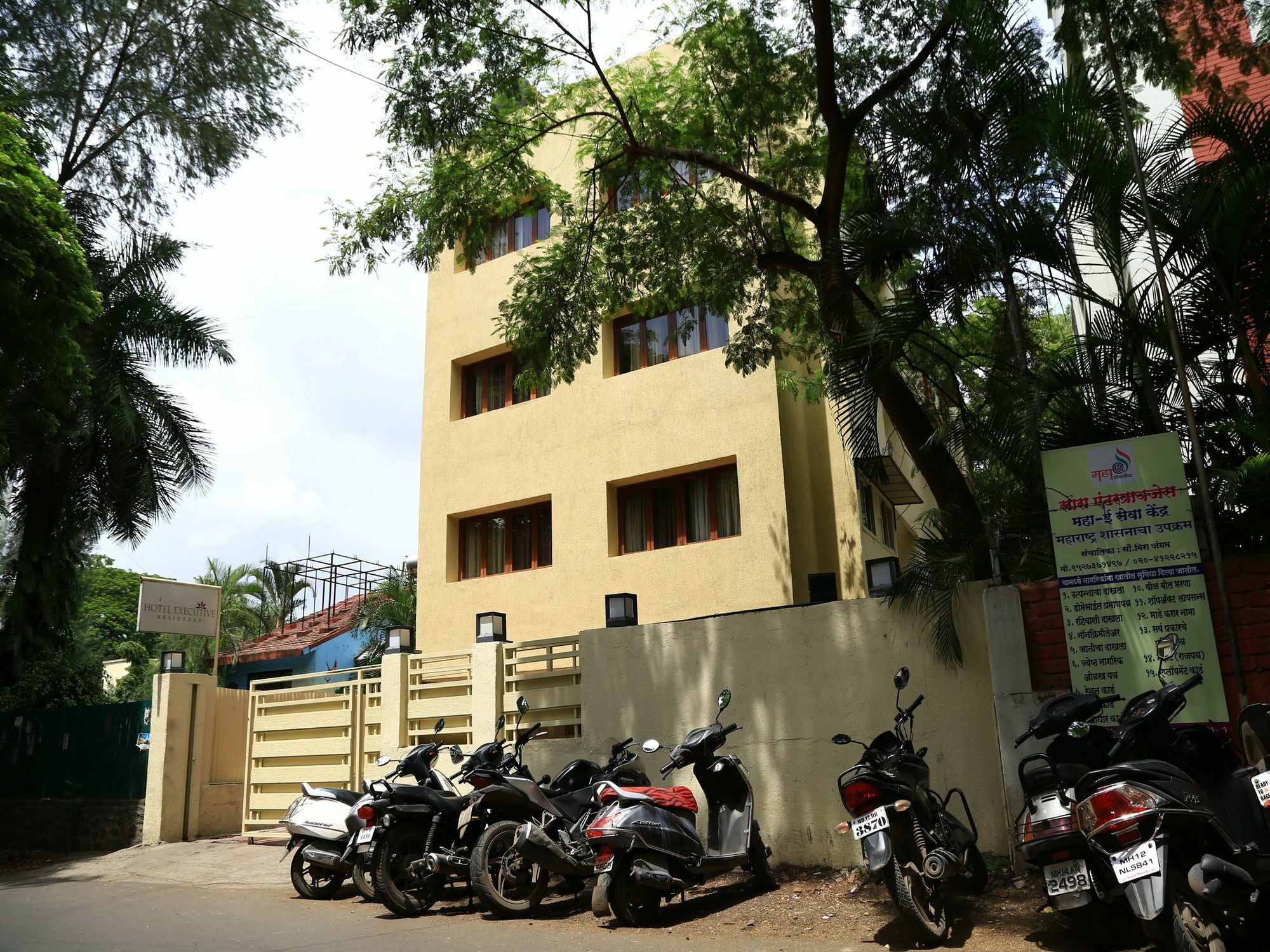 Oyo 13771 Executive Residency Hotel ปูเน่ ภายนอก รูปภาพ