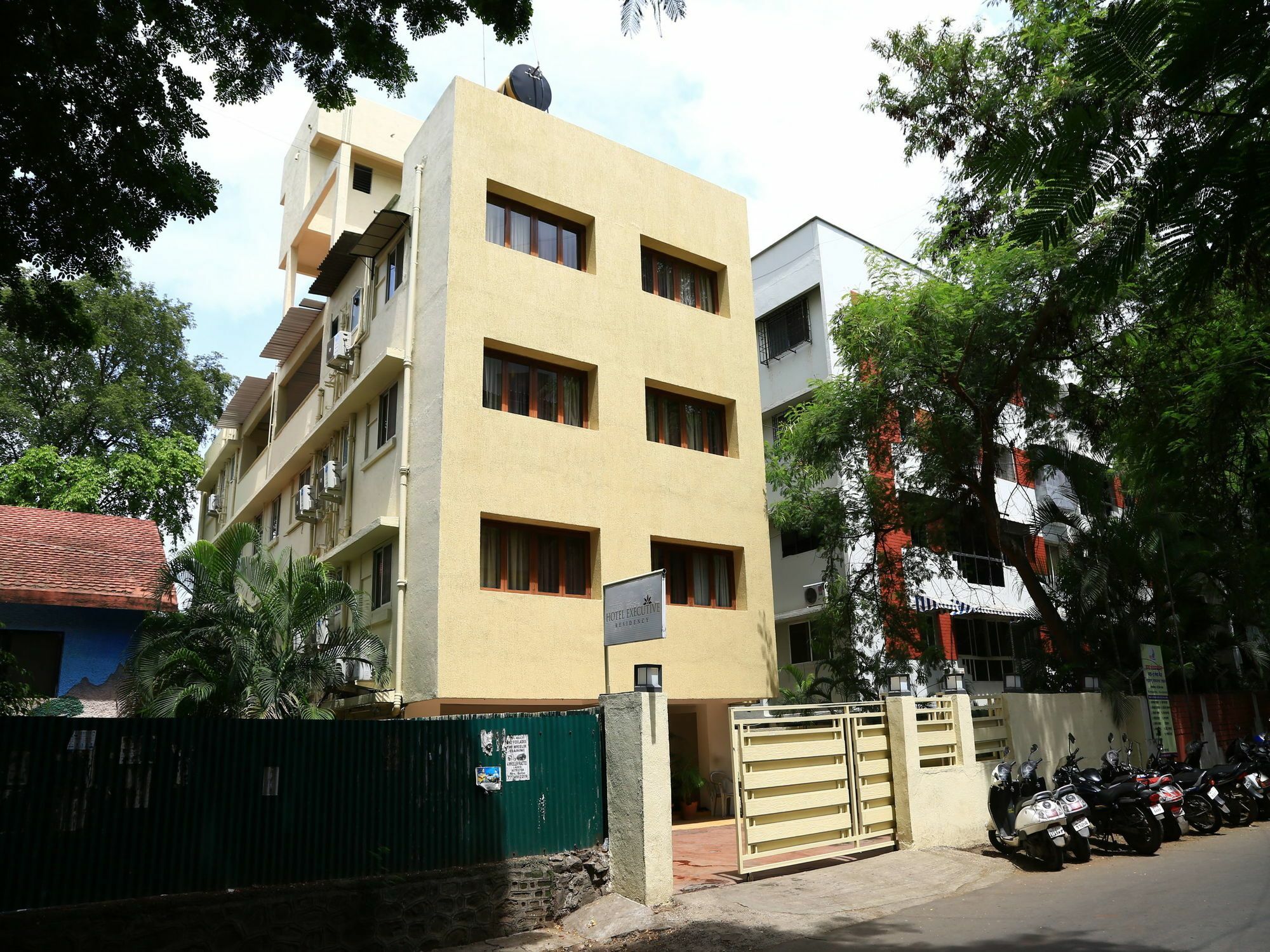 Oyo 13771 Executive Residency Hotel ปูเน่ ภายนอก รูปภาพ